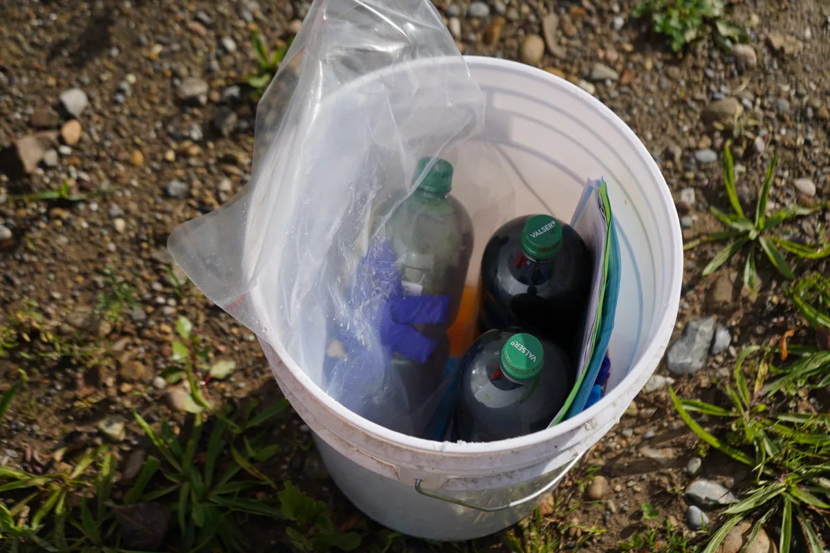 Man sieht einen Kübel mit drei PET-Flaschen drin.